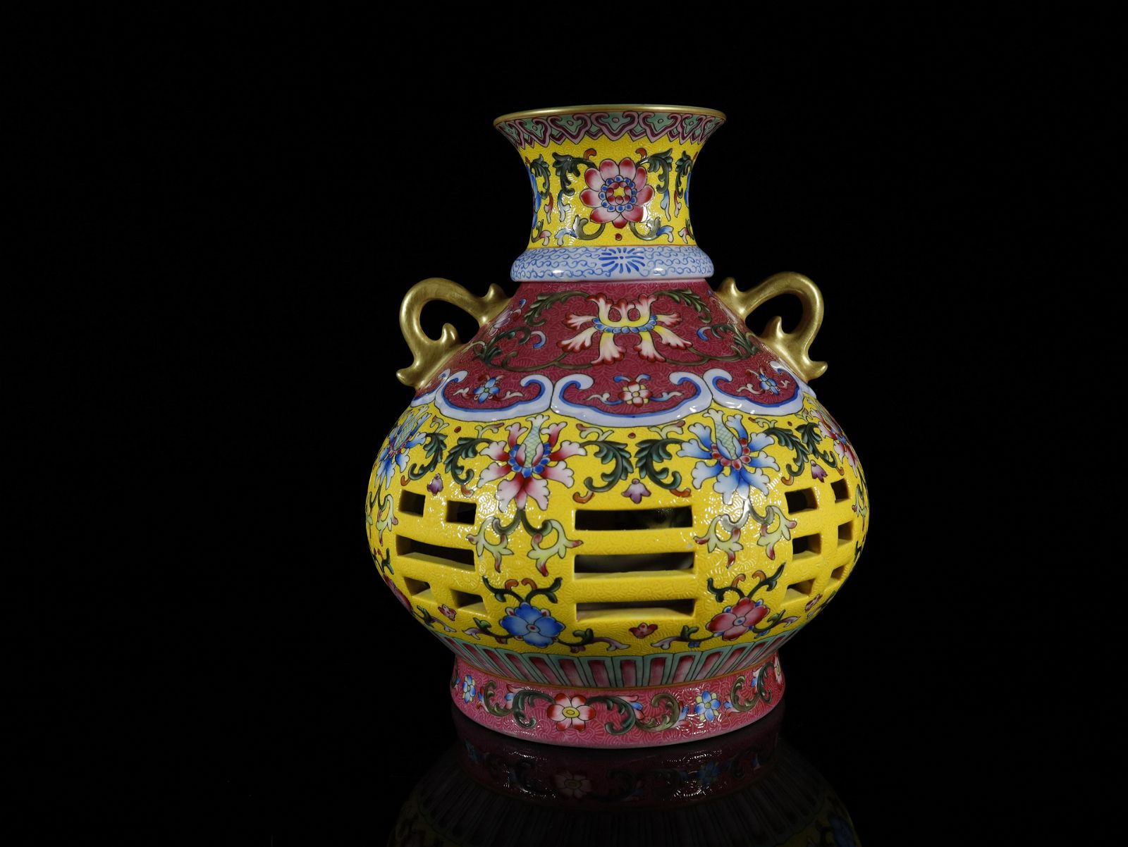 A MAGNIFICENT YELLOW-GROUND YANGCAI