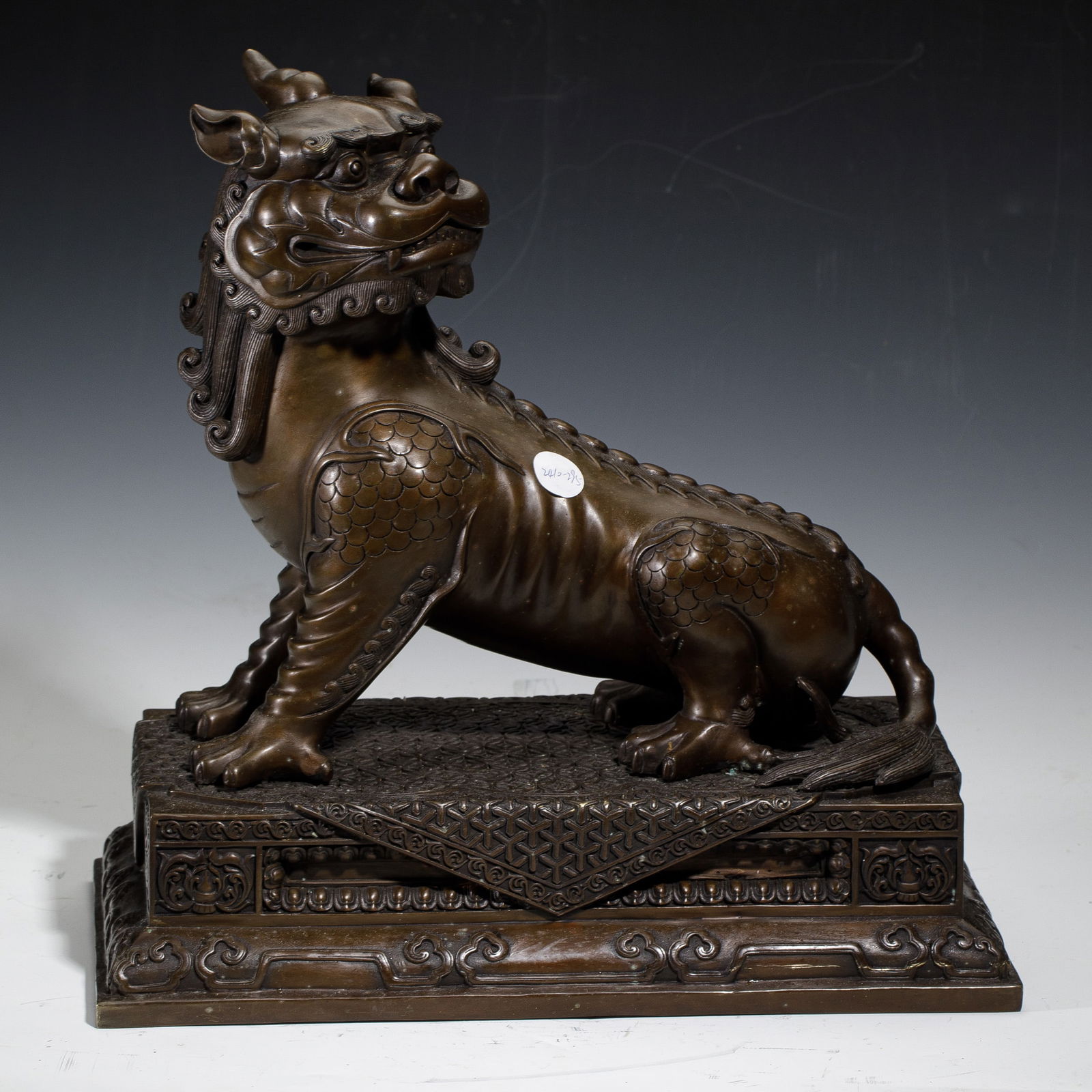 A MAJESTIC BRONZE STATUE OF AN