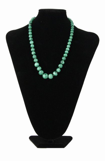 A malachite necklace the