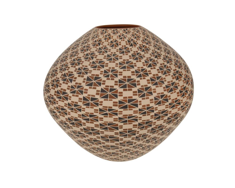 A MATA ORTIZ POTTERY VESSEL, BY