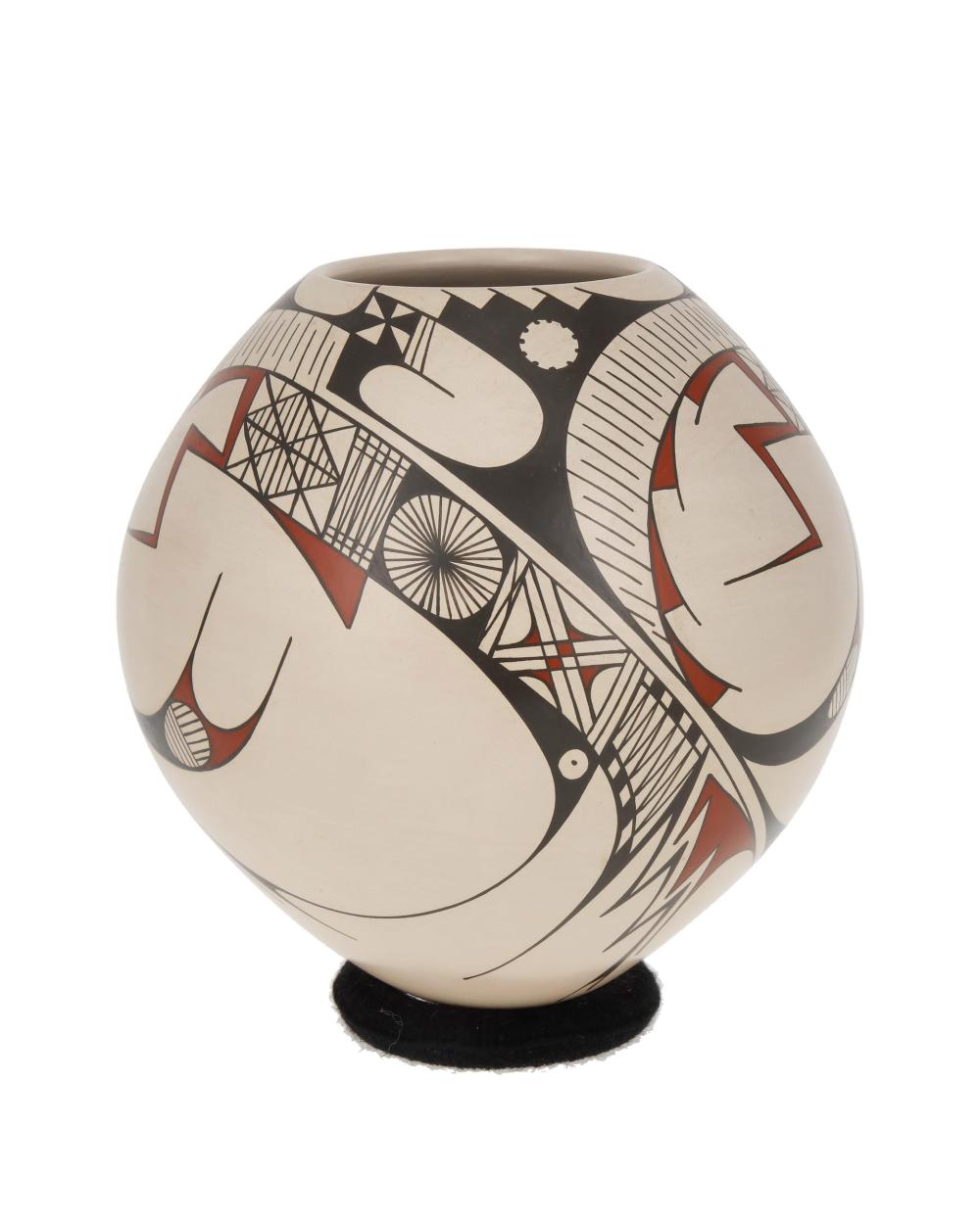 A MATA ORTIZ POTTERY VESSEL, BY