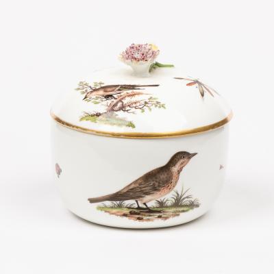 A Meissen circular sugar bowl and