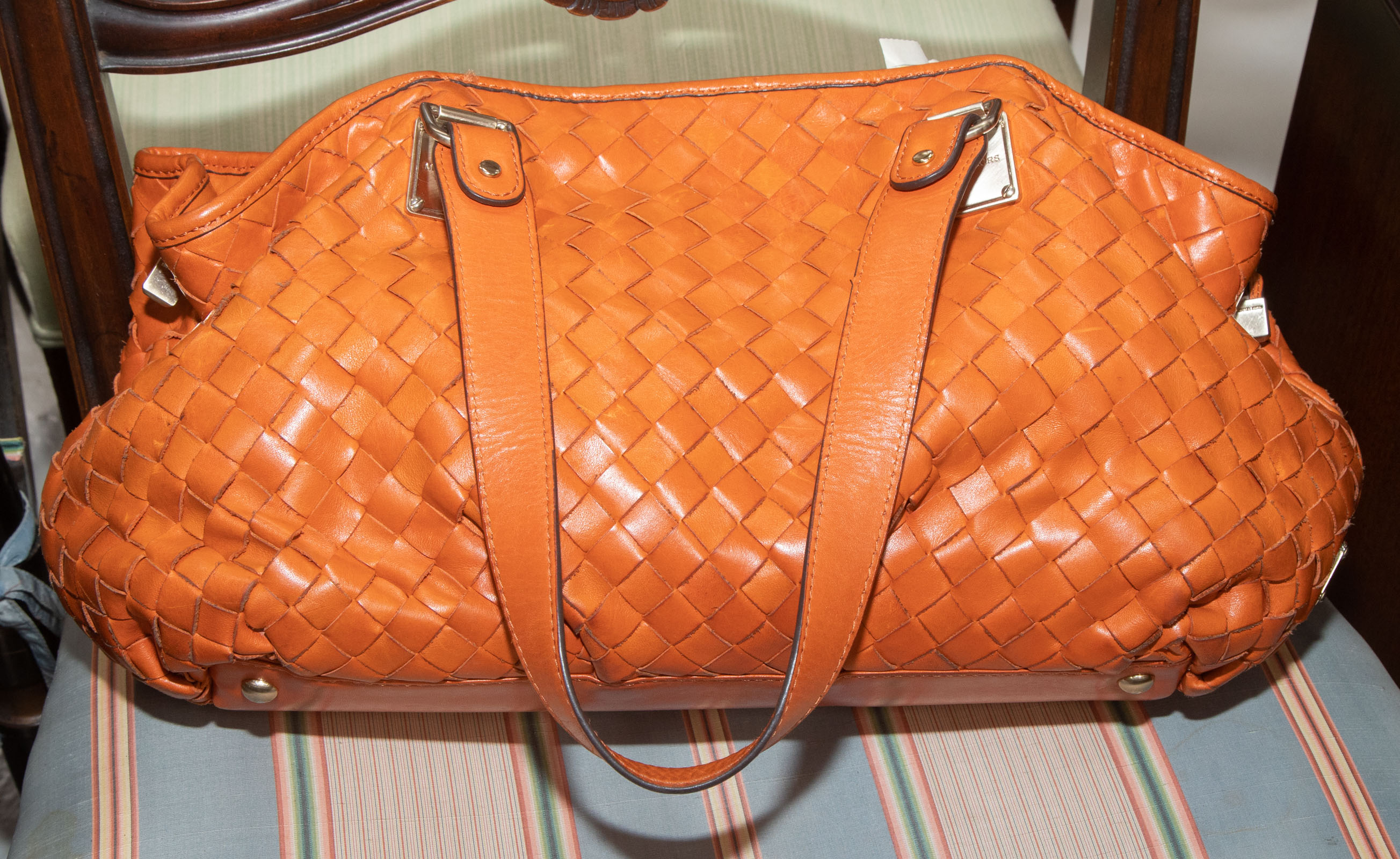 A MICHAEL KORS LEATHER HANDBAG An