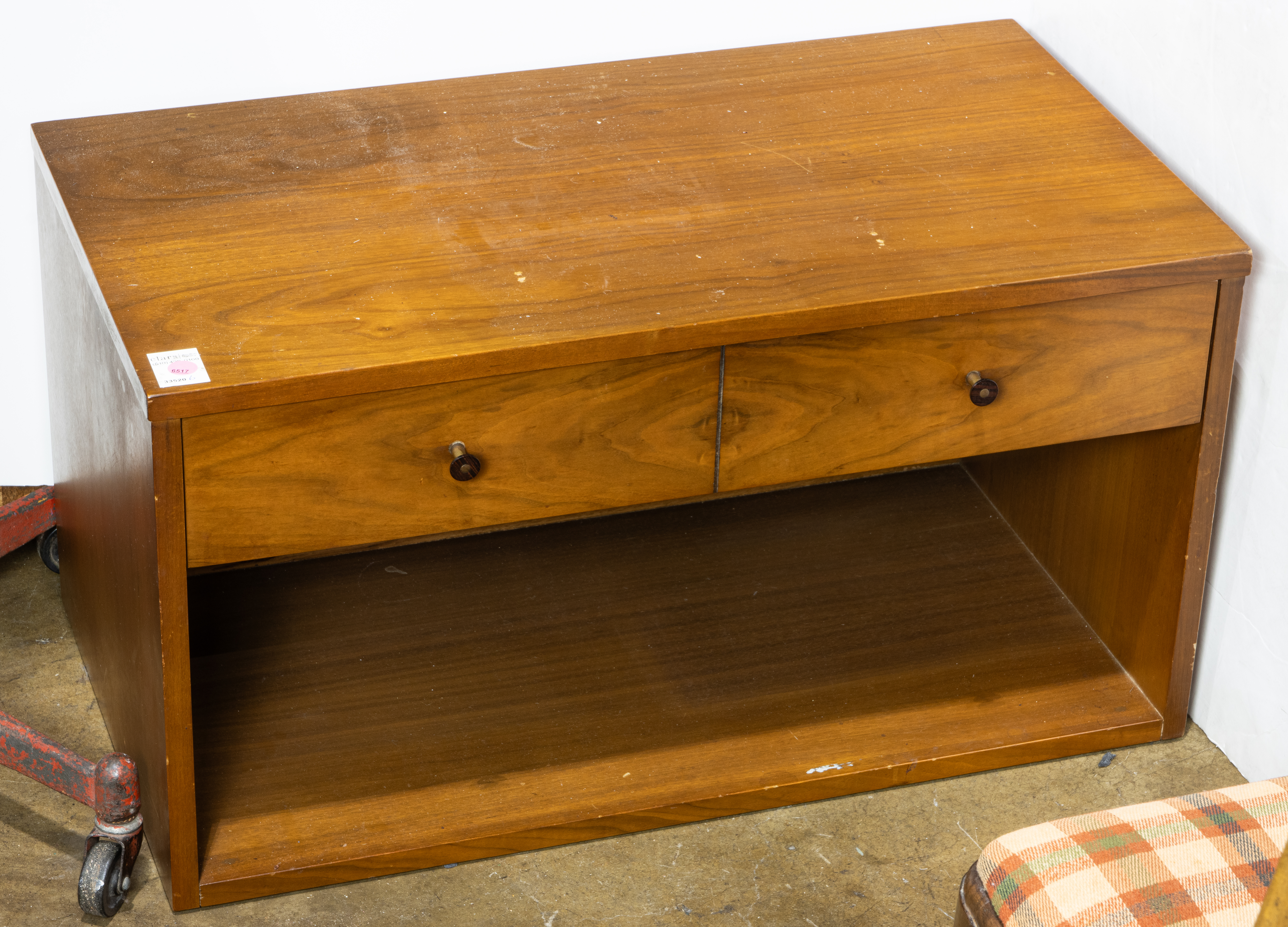 A MID CENTURY WALNUT NIGHT STAND