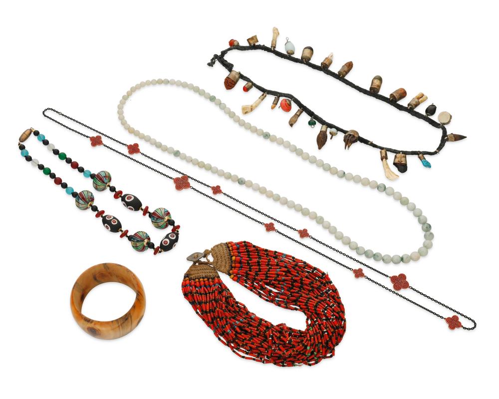A MIXED GROUP OF COSTUME JEWELRYA