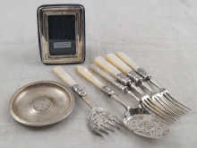 A mixed lot comprising a silver pin