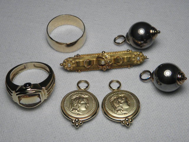 A mixed lot of 14kt gold jewelry to