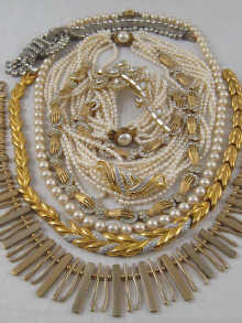 A mixed lot of costume jewellery