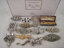 A mixed lot of costume jewellery