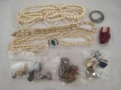 A mixed lot of jewellery inclu