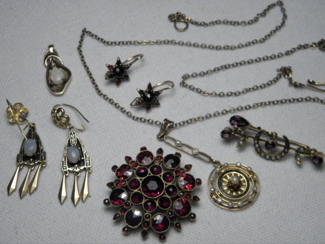 A mixed lot of jewelry with