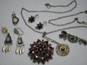 A mixed lot of jewelry with de