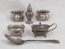A mixed lot of silver comprising