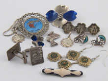 A mixed lot of silver and white