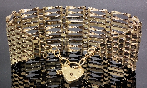 A modern 9ct gold five bar gate