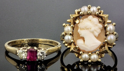 A modern 9ct gold mounted garnet