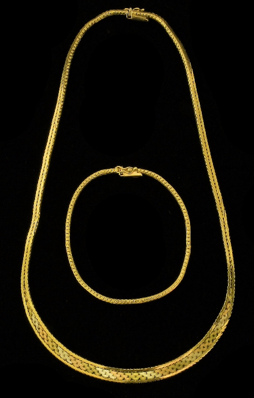 A modern 9ct yellow rose and