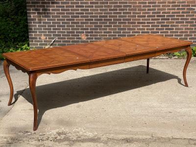 A modern parquetry topped extending