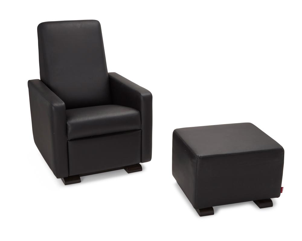 A MONTE LEATHER RECLINER CHAIR WITH