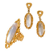 A MOONSTONE AND 18K GOLD RING
