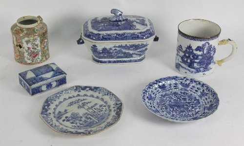 A Nankin blue and white tureen