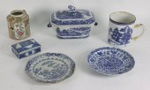 A Nankin blue and white tureen