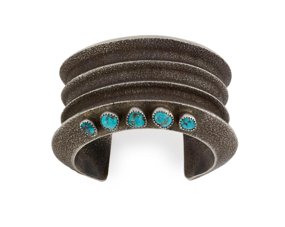 A NAVAJO TUFA-CAST SILVER BRACELETA