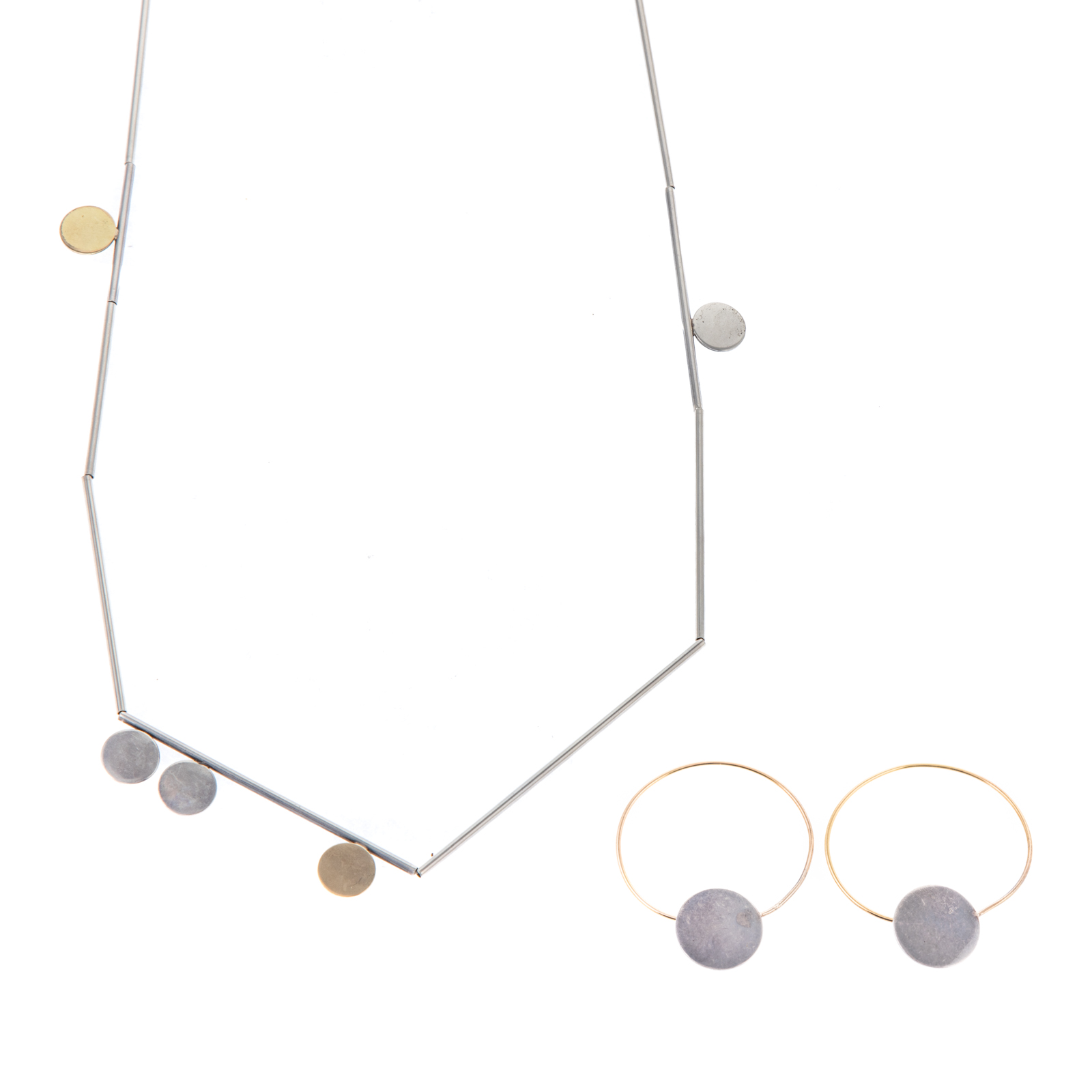 A NECKLACE & PAIR OF EARRINGS BY