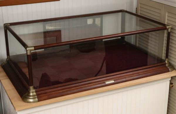 A NICE 1880S WALNUT SHOWCASE WITH