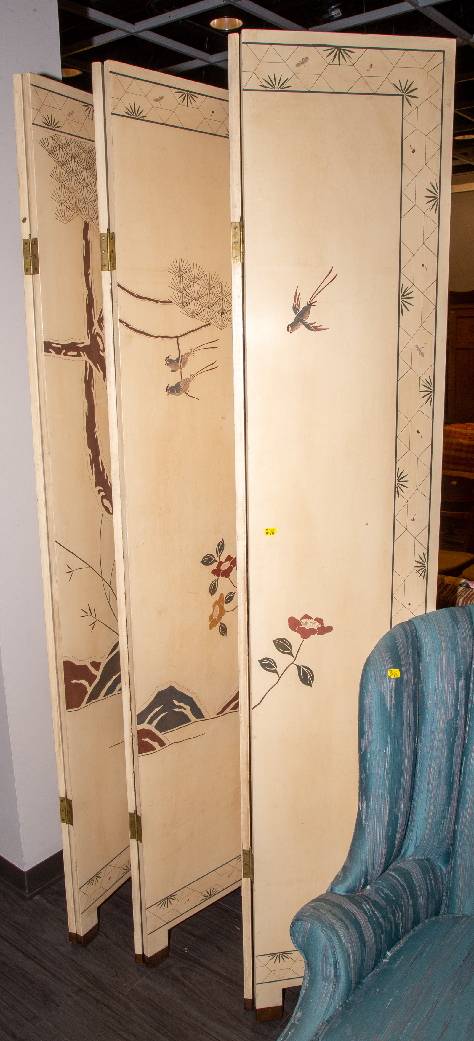 A PAINTED WOOD TALL FOLDING ROOM