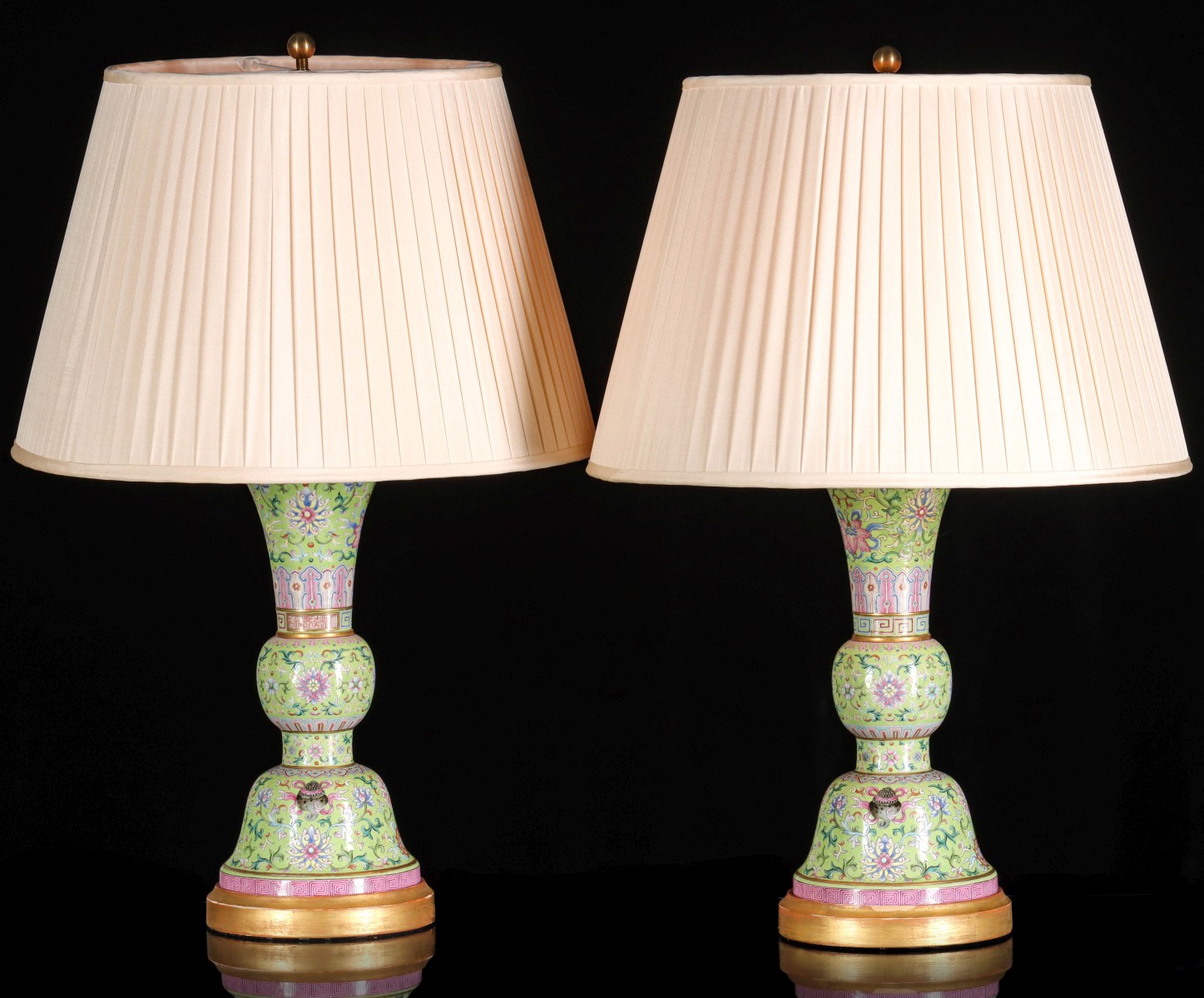 A PAIR ANTIQUE CHINESE PORCELAIN