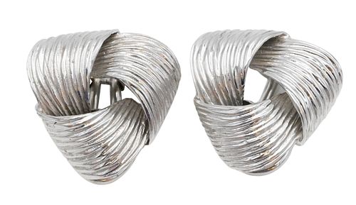 A PAIR OF 18 KARAT WHITE GOLD EAR