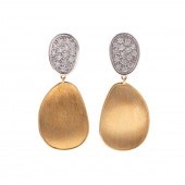 A PAIR OF 18K DIAMOND EARRINGS