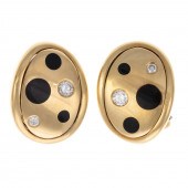 A PAIR OF 18K POLKA DOT EARRIN