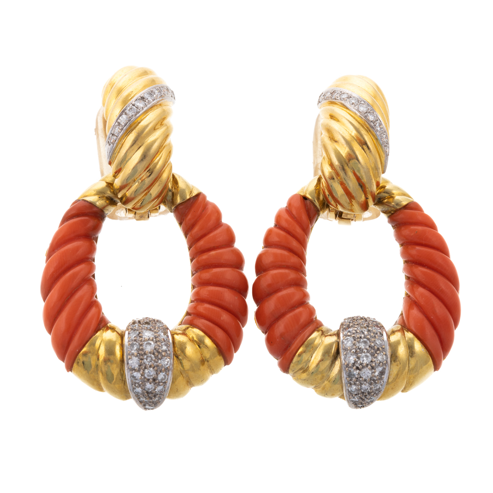 A PAIR OF 18K YELLOW GOLD CARVED
