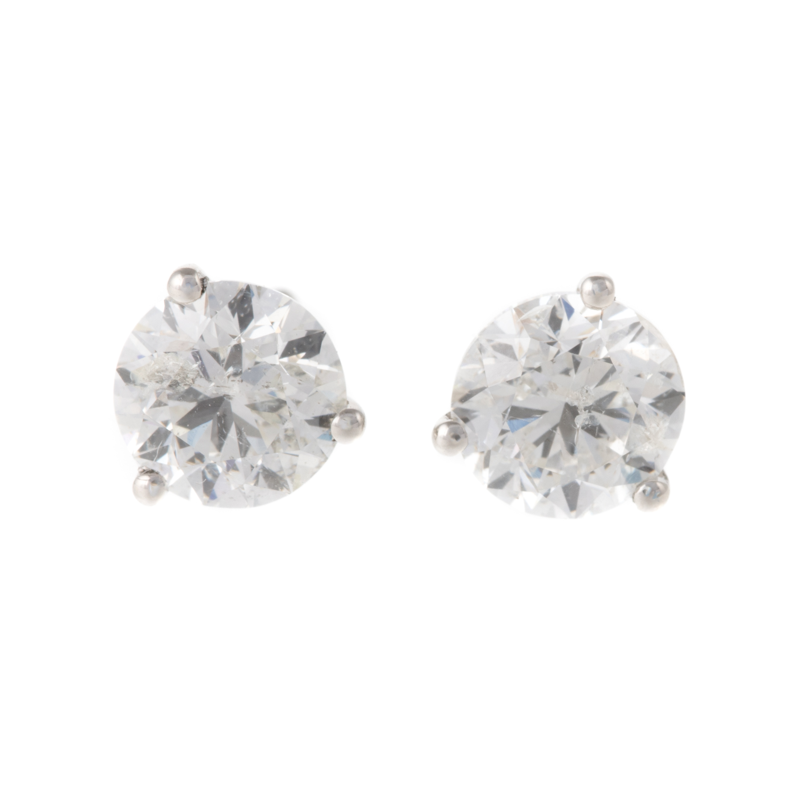 A PAIR OF 2.29 CTW DIAMOND STUDS IN