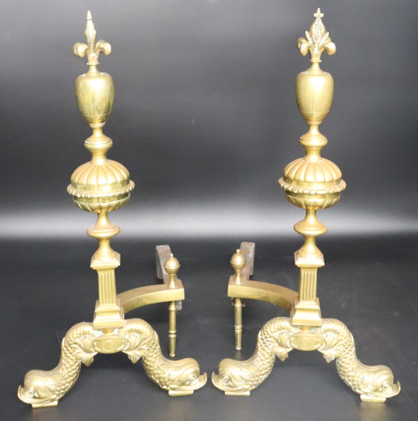 A PAIR OF ANTIQUE BRASS ANDIRONS.