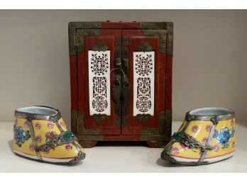 A pair of Asian yellow porcelain