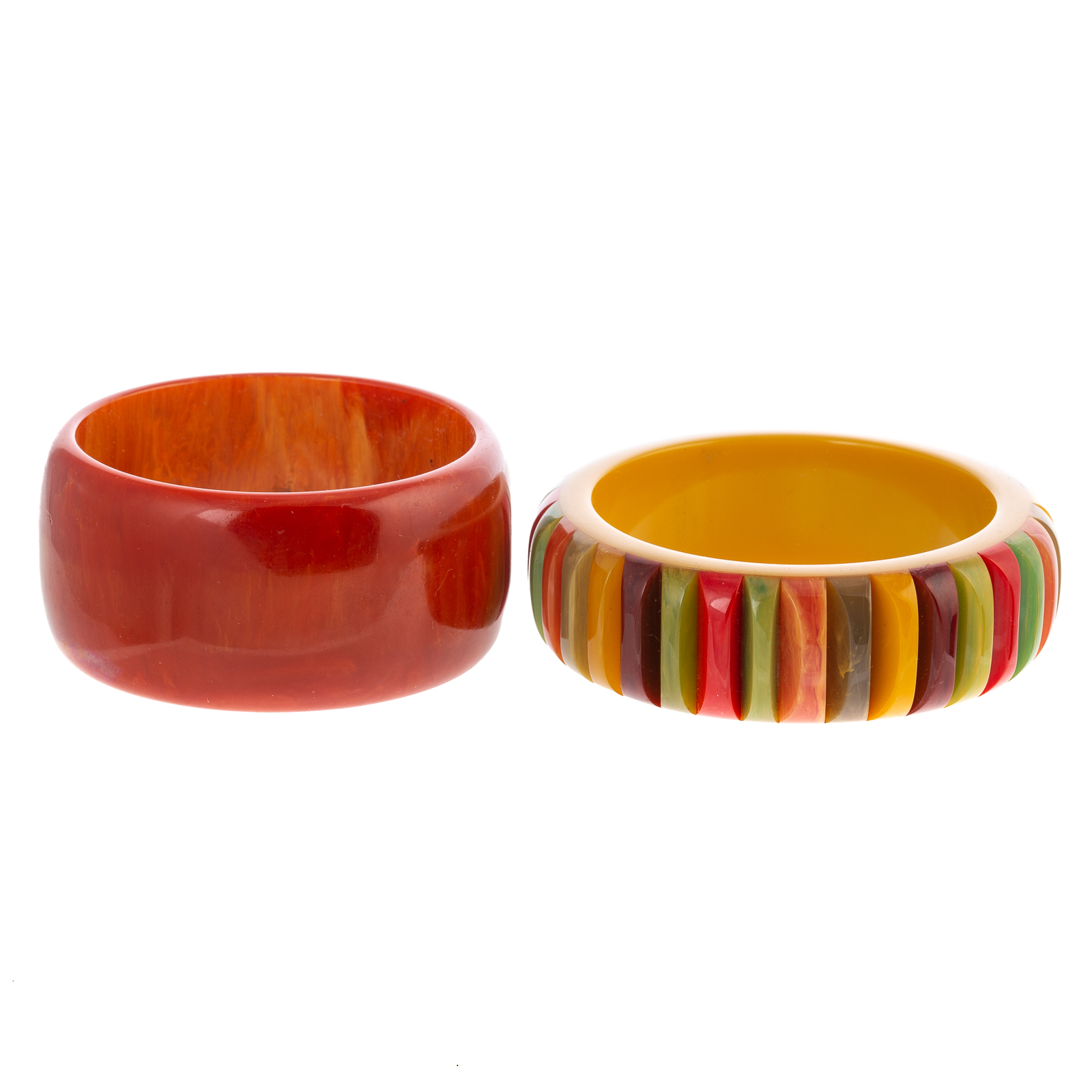 A PAIR OF BAKELITE BANGLES 1)