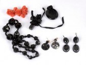 A pair of banded agate earring