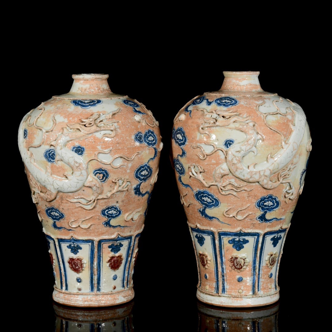 A PAIR OF BLUE AND WHITE CARVED