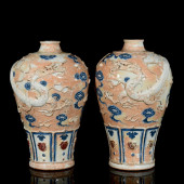 A PAIR OF BLUE AND WHITE CARVE