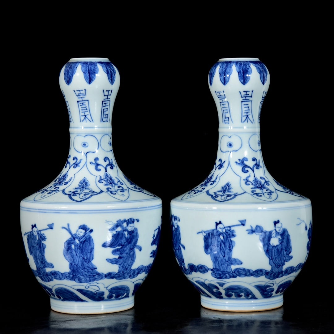 A PAIR OF BLUE AND WHITE 'EIGHT