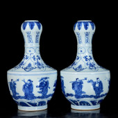A PAIR OF BLUE AND WHITE 'EIGH