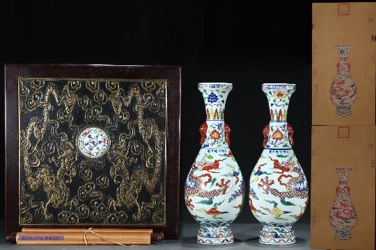 A PAIR OF BLUE AND WHITE WITH WUCAI