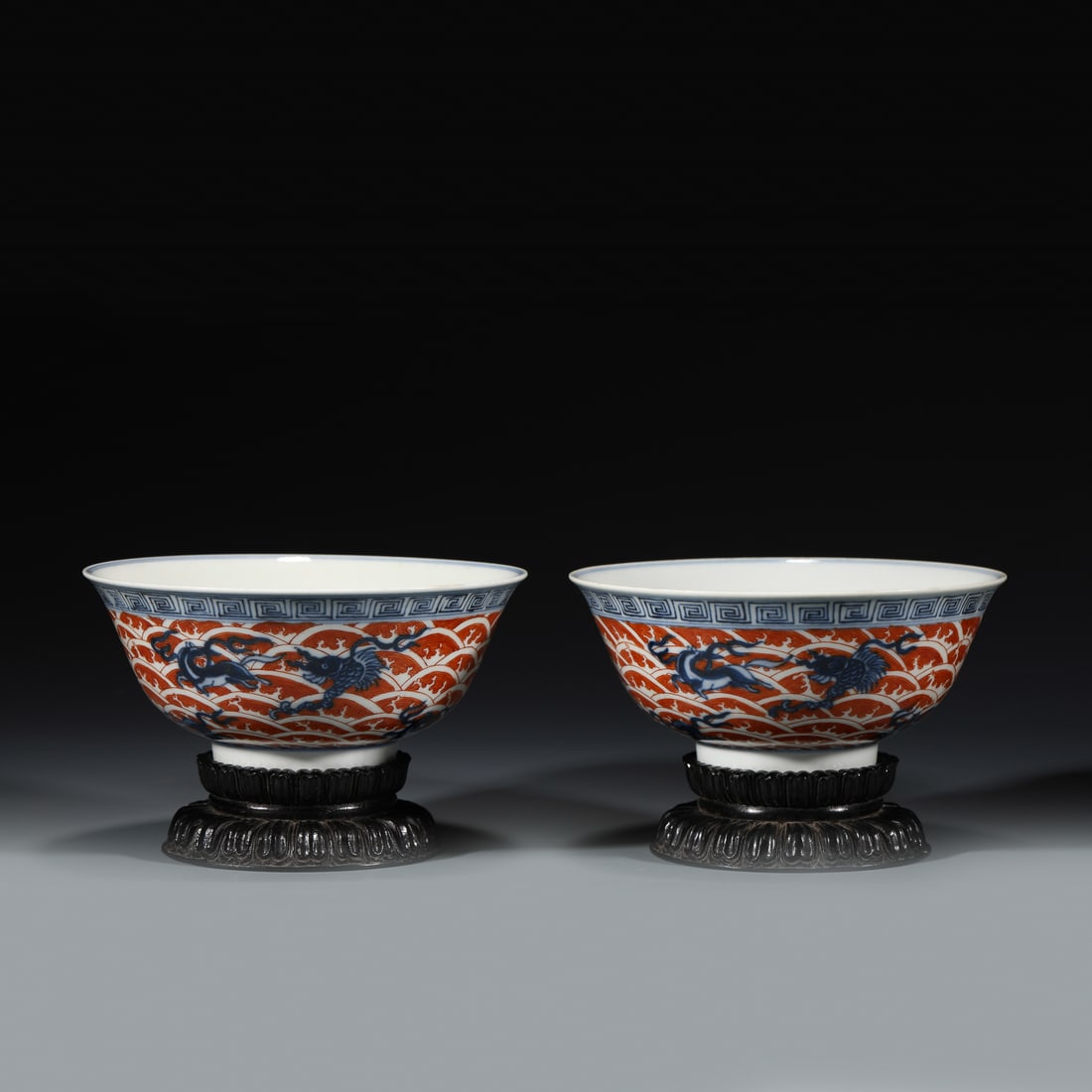 A PAIR OF BLUE-AND-WHITE ALUM-RED