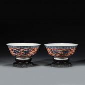 A PAIR OF BLUE-AND-WHITE ALUM-