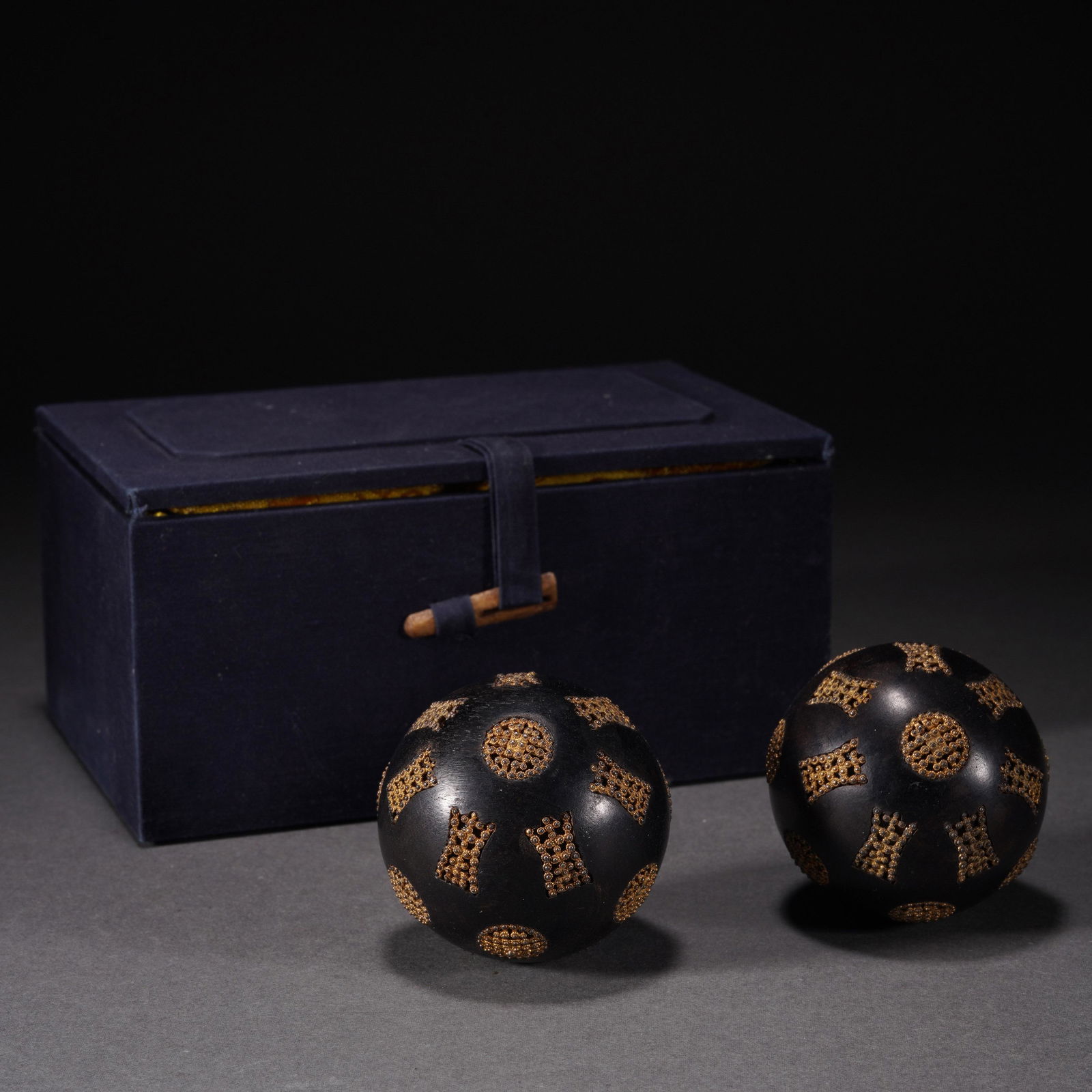 A PAIR OF CHENXIANG WOOD HAND