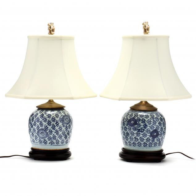 A PAIR OF CHINESE BLUE AND WHITE