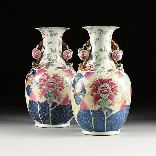 A PAIR OF CHINESE EXPORT FAMILLE